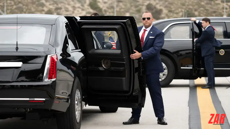 Members of the Secret Service open the doors to the presidential limousine | Business Insider